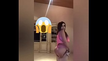 Sexy nalgona enseñ_ando su cuerpo